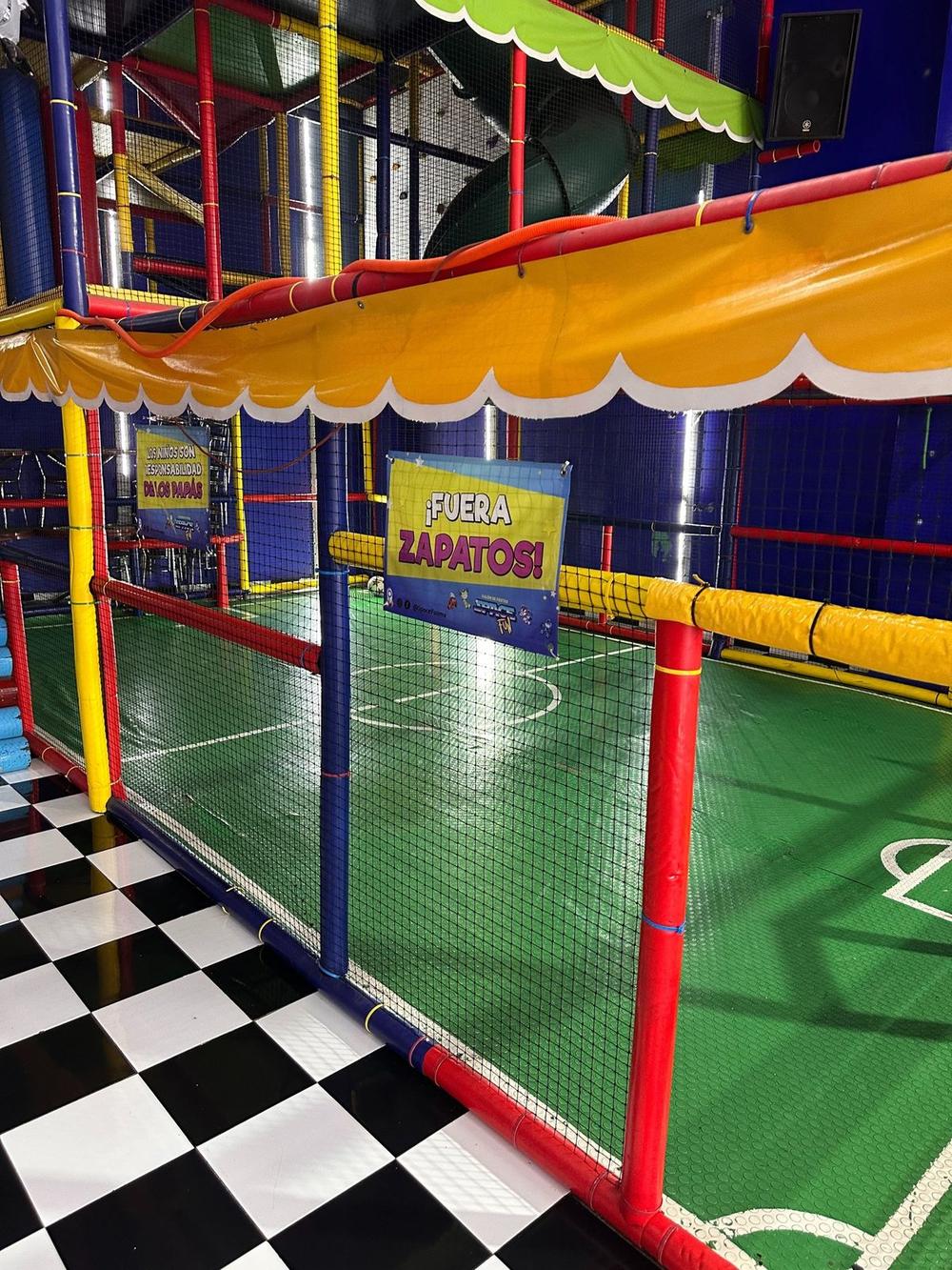 Mini cancha de fútbol con pasto sintético