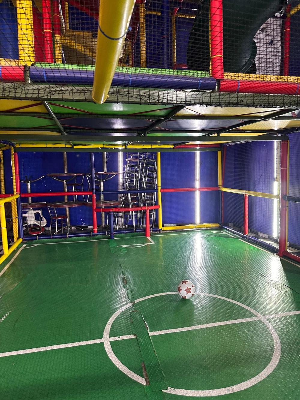 Vista de la cancha y estructura de juegos