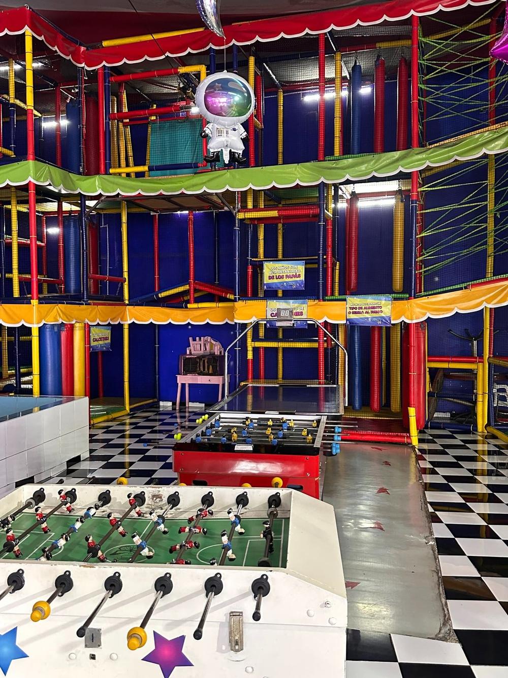 Laberinto de juegos multinivel y mesa de futbolito